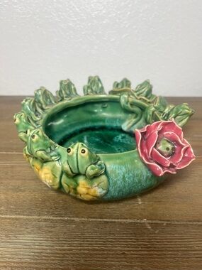 Rare Vintage Art Pottery Welled Mojolica Frogs & Lily Pad Bowl/Planter 7.5”